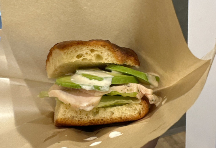 鶏ハムとアボカドのフォカッチャサンド